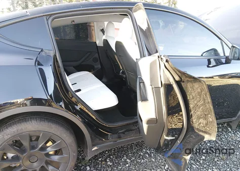 2025 Tesla Model Y Long Range Dual Motor All-Wheel Drive z USA, uszkodzony, nr VIN 7SAYGDEE0SF256902